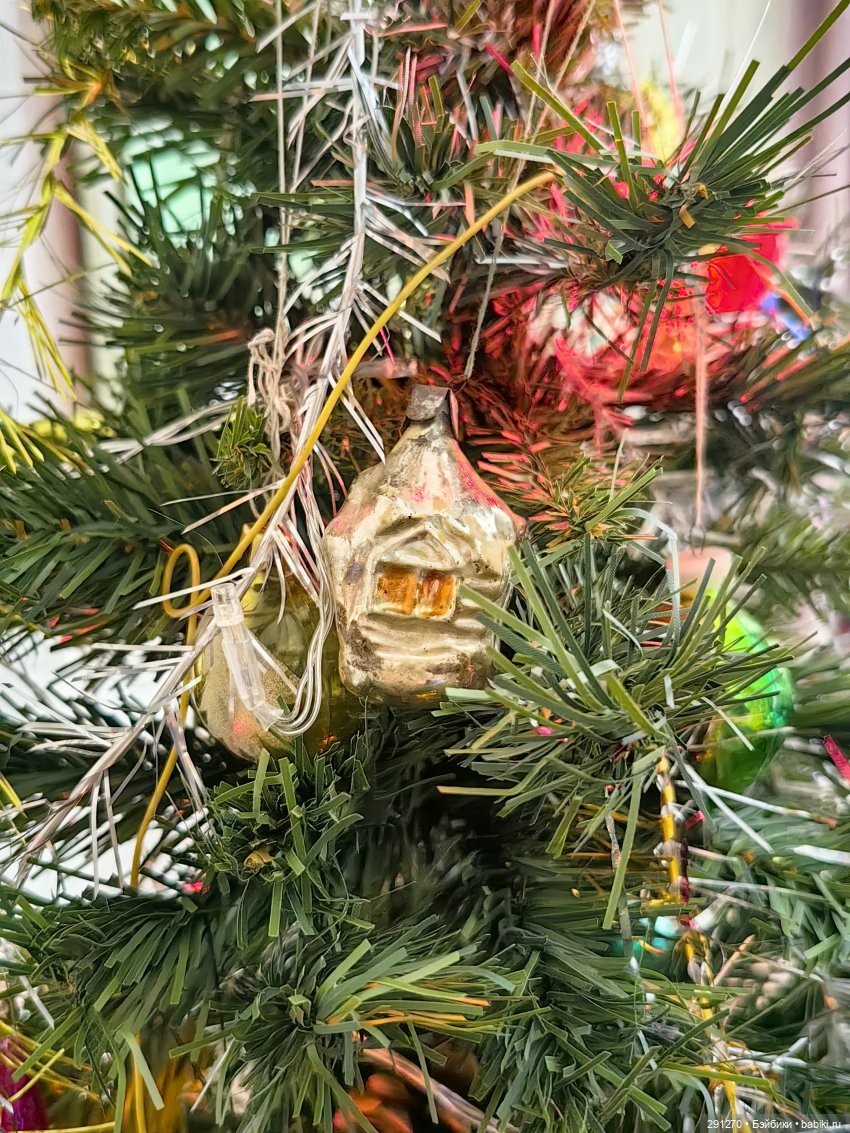 Самая ценная игрушка , покупала мама еще студенткой , избушке более 60 лет