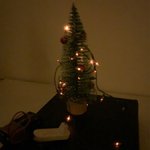 Миниатюрная елочка в кукольный дом с новогодней гирляндой масштаб 1/12 от батарейки