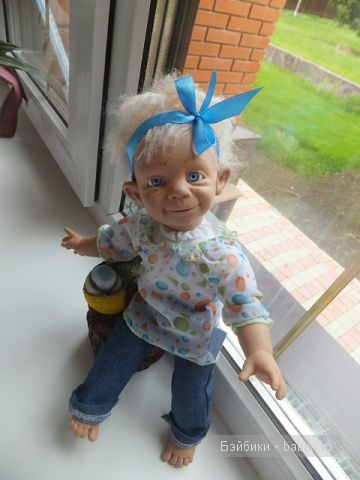 кукла на окне 1