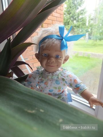 кукла на окне 4