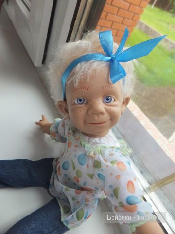 кукла на окне 2