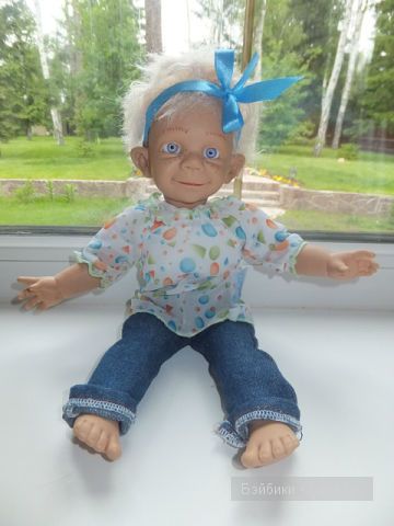 кукла на окне 3