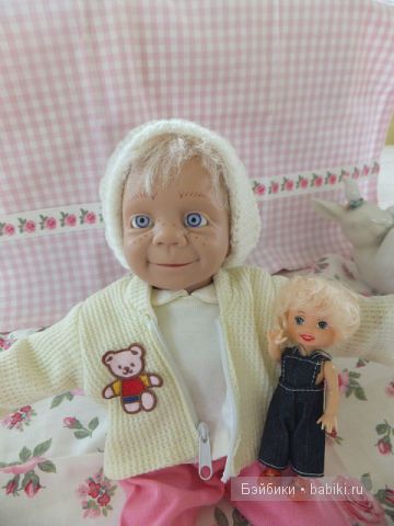 Малыш в белом с куклой