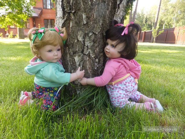 Рита и Аля у дерева 1