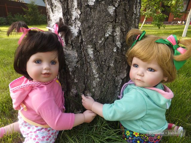 Рита и Аля у дерева 2