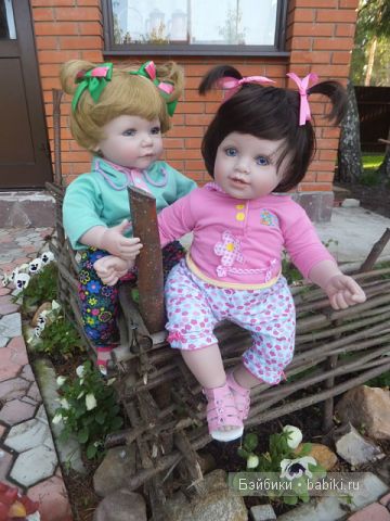 Рита Аля на заборе