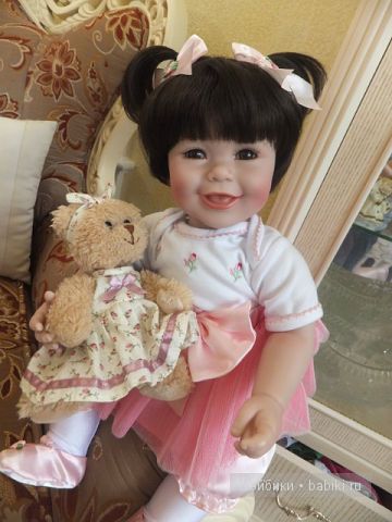 Анита с мишкой крупно