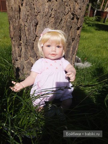 Ангелика возле дерева