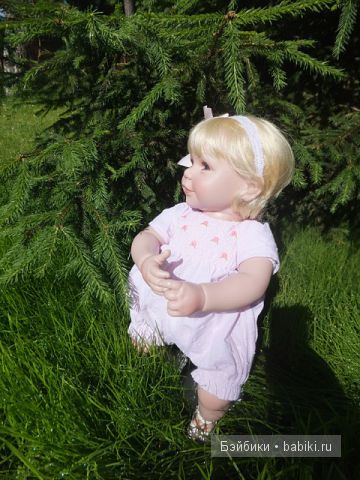 Ангелика возле ёлочки 1