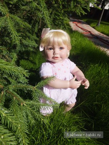 Ангелика возле ёлочки 2