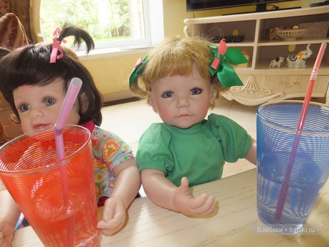 Рита за столом