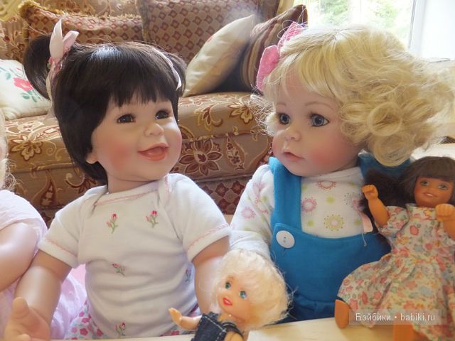 Играют с куклами 2