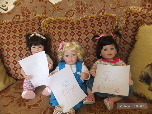 Художницы на диване с рисунками