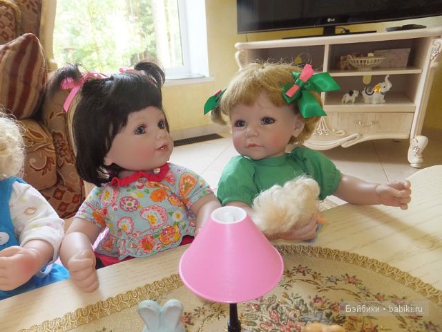 Играют с куклами 3