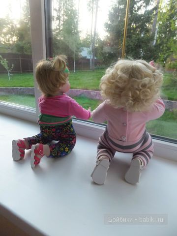 Девочки в окошке