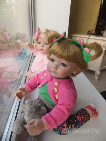 Девочки в окошке 2