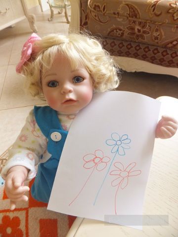 Саша показывает рисунок