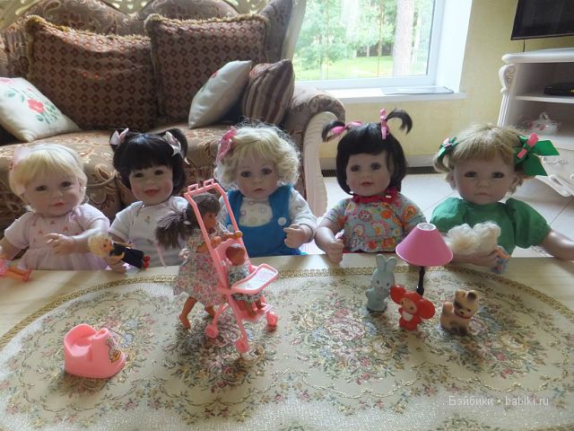 Играют с куклами
