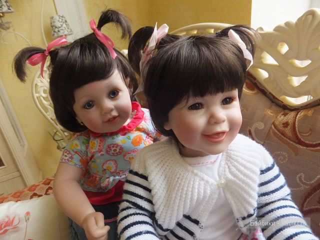 Аля и Анита смеются