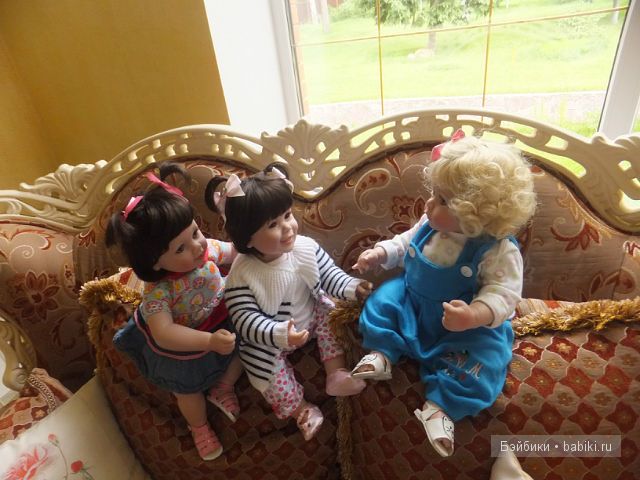 Втроём на диване