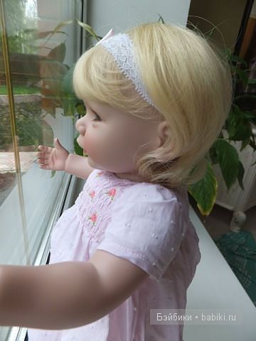 Ангелика на окне