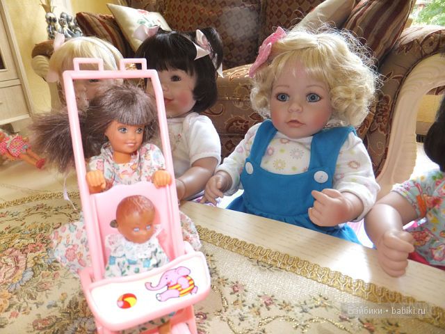 Играют с куклами 4