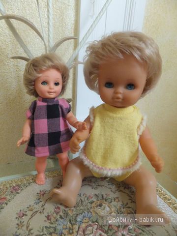 Света и Юля сидя