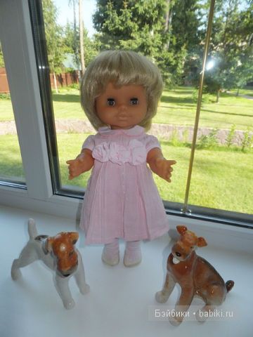 Кареглазка на окне в розовом платье