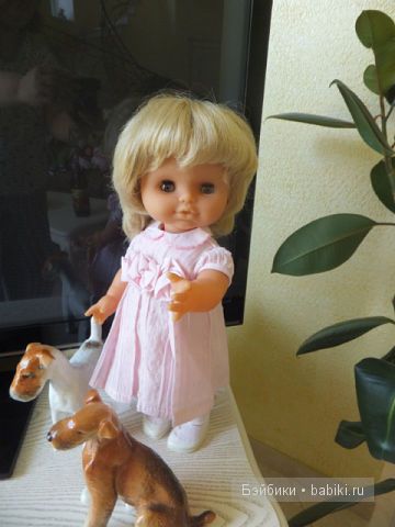 Кареглазка возле телека в розовом платье