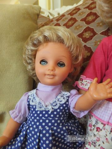 Юля машет рукой