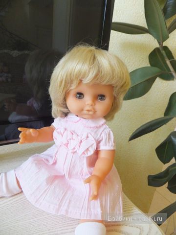 Кареглазка возле телека сидя