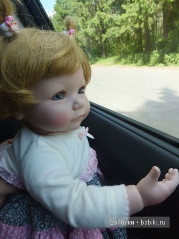 Рита смотрит в окошко 2