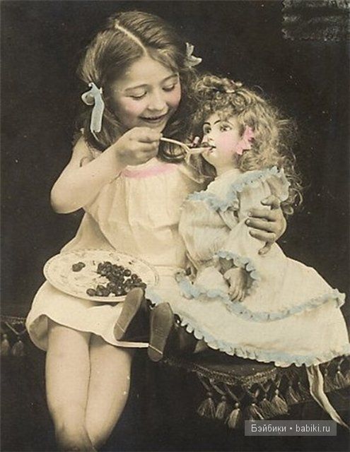 Кормит с ложки Кормит с ложки