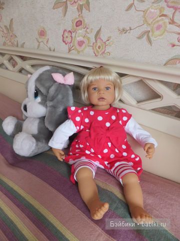 Мари на кровати в платье 2 сидит