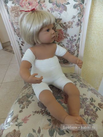 Мари сидит на стуле