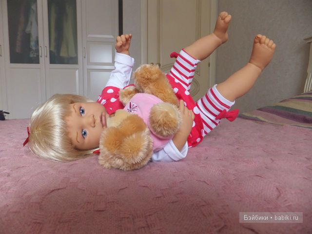 Яна лежит, ножки вверх