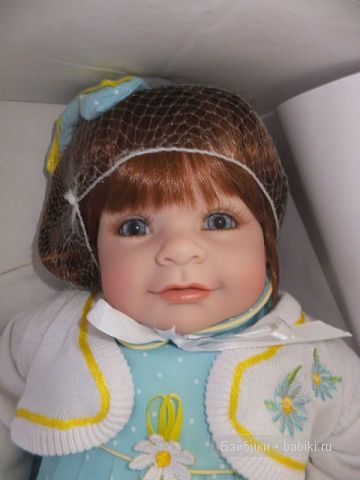 Адора с сеточкой на волосах