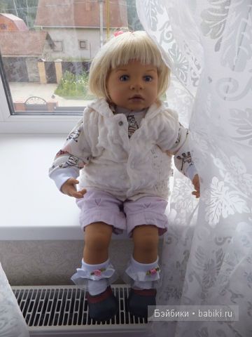 Окно, занавеска, кукла