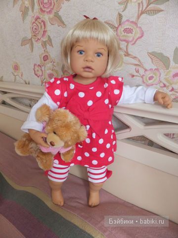 Мари на кровати в платье 1