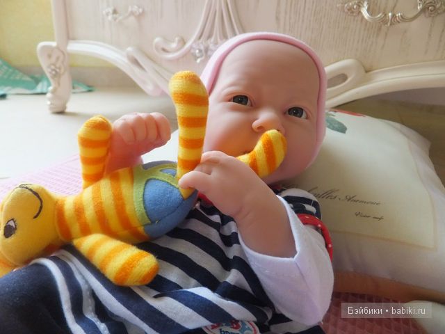 Играют 2 Маруся крупно