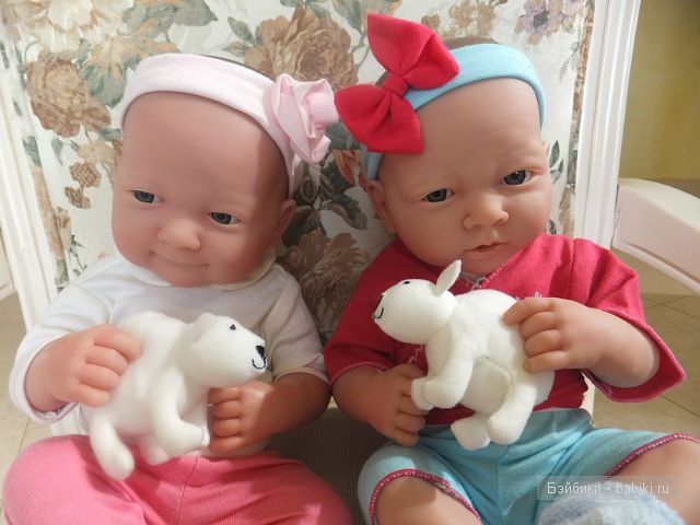 Играют пять, на стуле