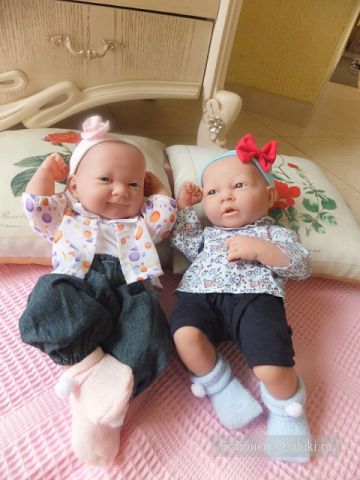 Маруся и Дуся, фото издали