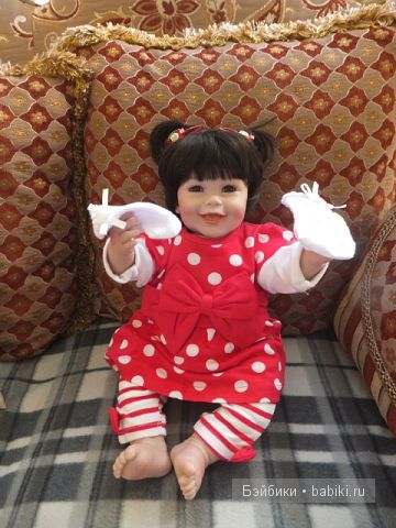 Анита с носочками в руках