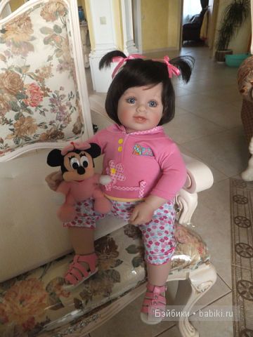 Аля на стуле