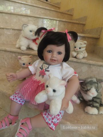 Алька с игрушками