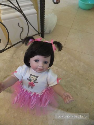 Аля идёт по лестнице