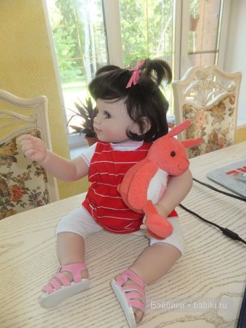 Аля сидит на столе