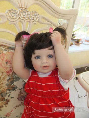 Алька, хвостики, ручки вверх