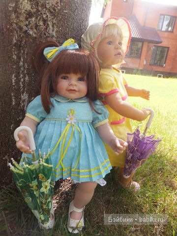 Куклы под деревом