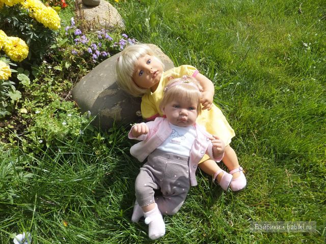 Яна и Лана лежат на траве